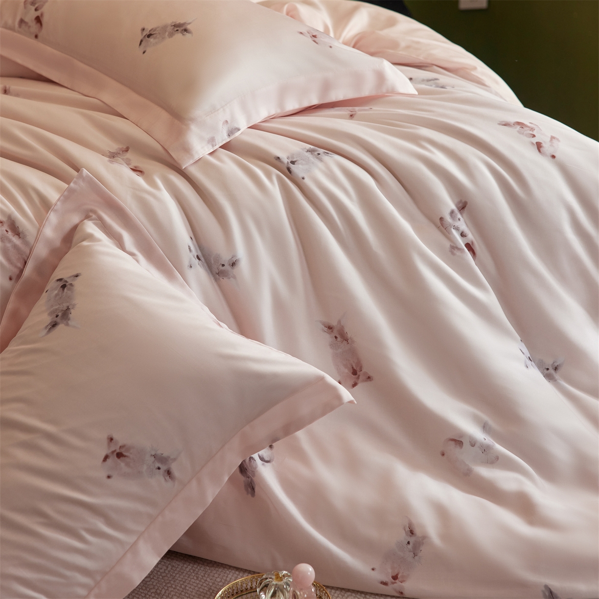 91家纺网 家纺一手货源 找家纺 初拾 2026新款春夏小清新莱赛尔数码印花四件套 会员减10 控价：日常券后不低于298 元  桃园知兔