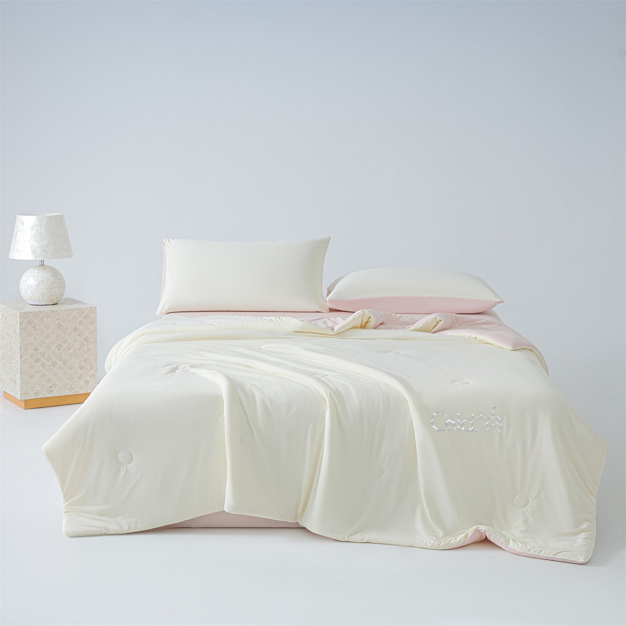 91家纺网 家纺一手货源 找家纺 恬思语家纺 2026春夏新品纯色双拼凉感丝大豆夏被夏凉被空调被 凉感-米粉