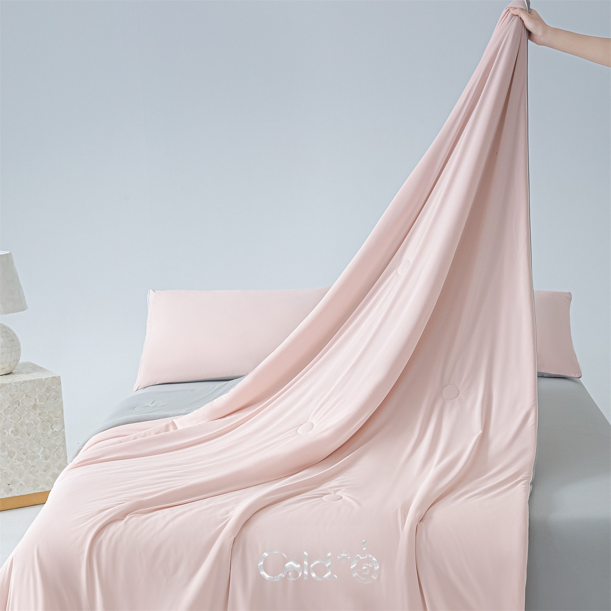 91家纺网 家纺一手货源 找家纺 恬思语家纺 2026春夏新品纯色双拼凉感丝大豆夏被夏凉被空调被 凉感-粉灰