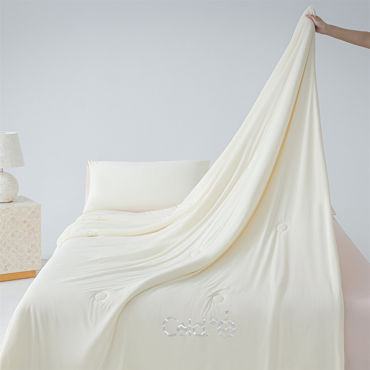 91家纺网 家纺一手货源 找家纺 恬思语家纺 2026春夏新品纯色双拼凉感丝大豆夏被夏凉被空调被 凉感-米粉