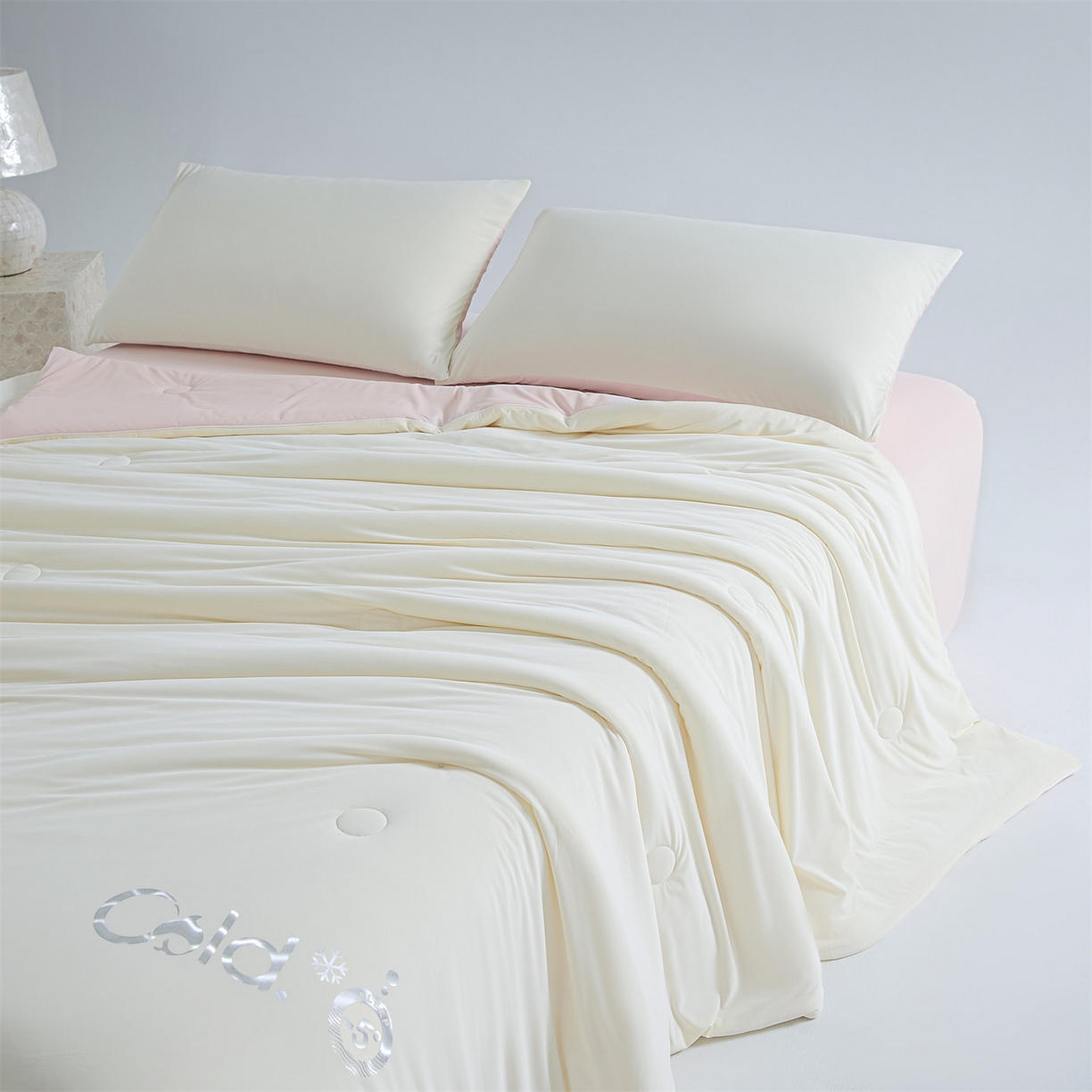 91家纺网 家纺一手货源 找家纺 恬思语家纺 2026春夏新品纯色双拼凉感丝大豆夏被夏凉被空调被 凉感-米粉