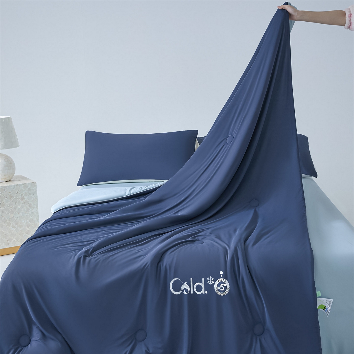 91家纺网 家纺一手货源 找家纺 恬思语家纺 2026春夏新品纯色双拼凉感丝大豆夏被夏凉被空调被 凉感-蔚蓝