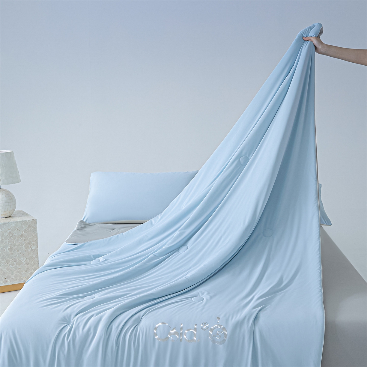 91家纺网 家纺一手货源 找家纺 恬思语家纺 2026春夏新品纯色双拼凉感丝大豆夏被夏凉被空调被 凉感-蓝灰