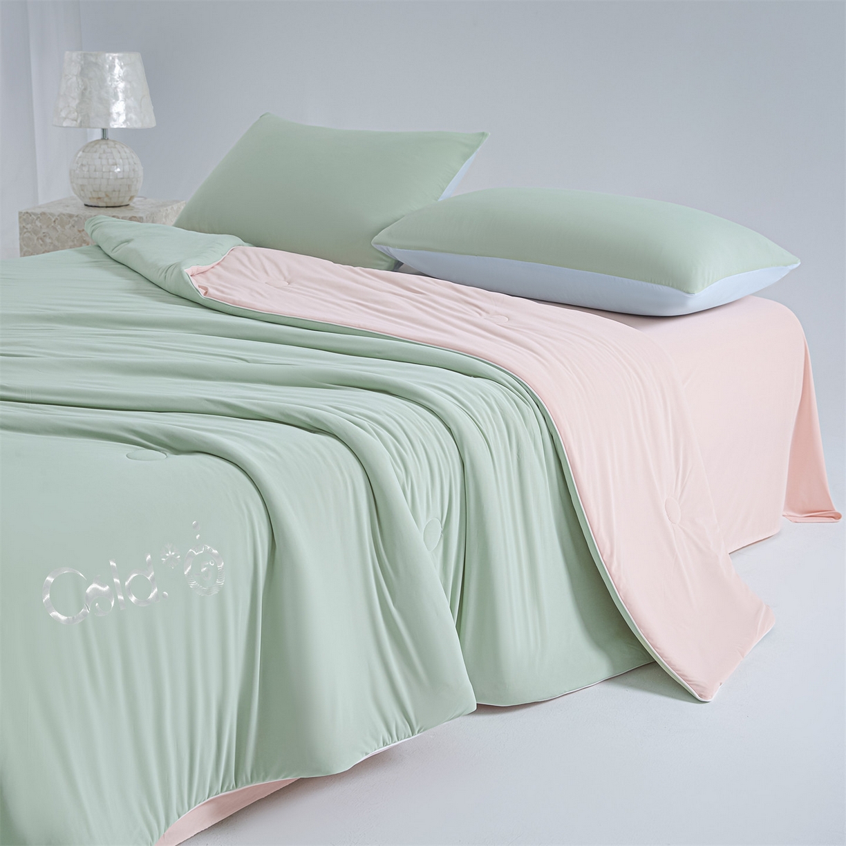 91家纺网 家纺一手货源 找家纺 恬思语家纺 2026春夏新品纯色双拼凉感丝大豆夏被夏凉被空调被 凉感-绿粉