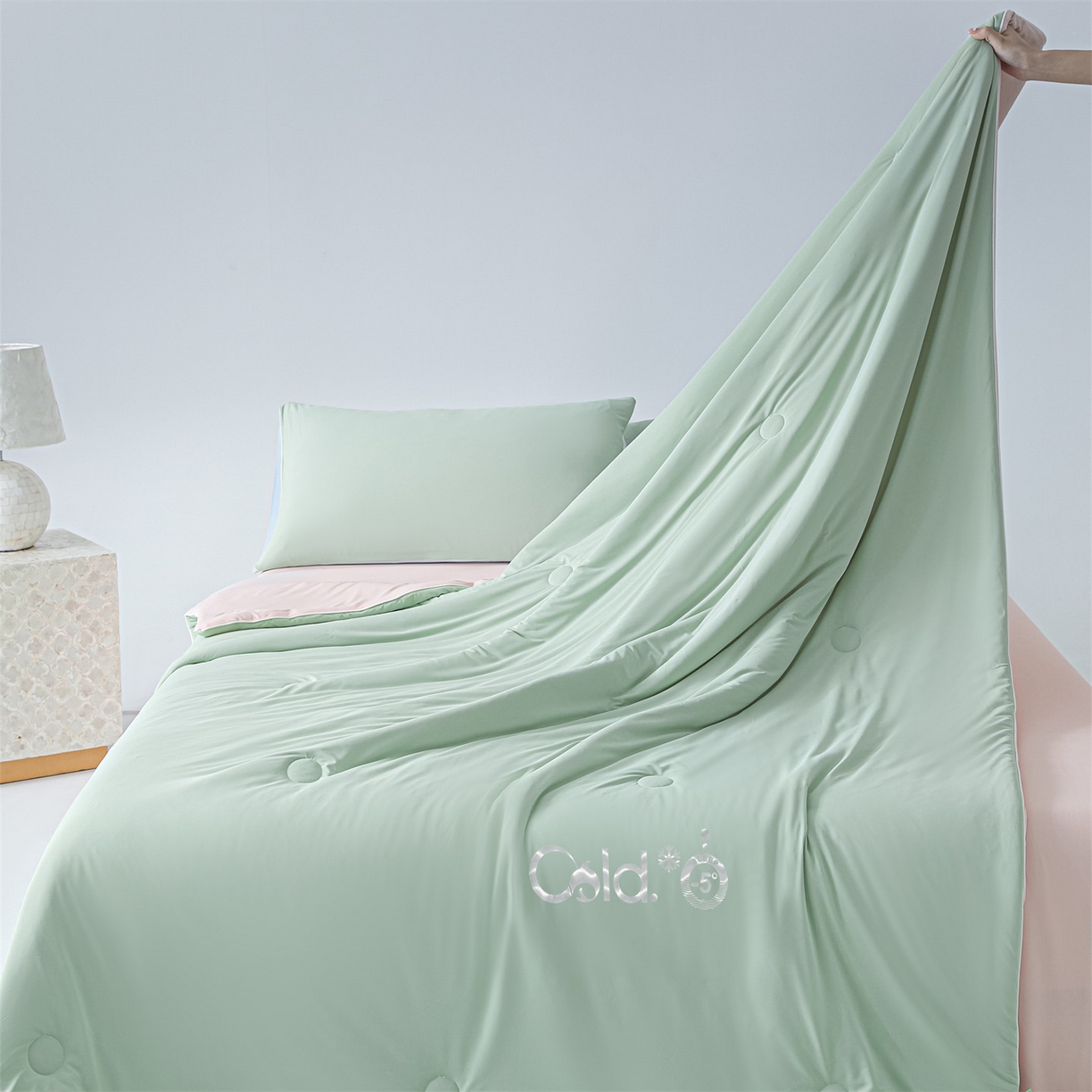 91家纺网 家纺一手货源 找家纺 恬思语家纺 2026春夏新品纯色双拼凉感丝大豆夏被夏凉被空调被 凉感-绿粉