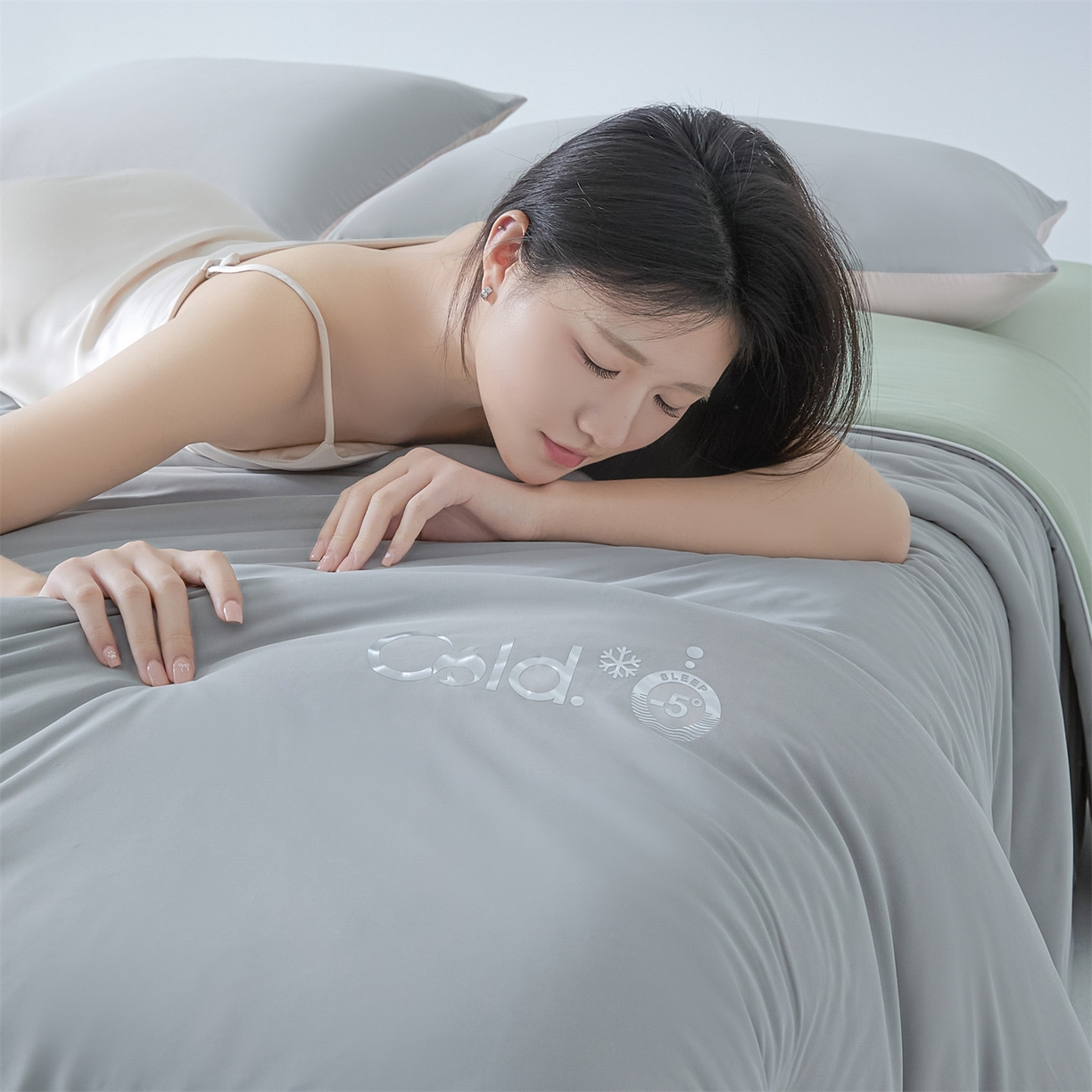 91家纺网 家纺一手货源 找家纺 恬思语家纺 2026春夏新品纯色双拼凉感丝大豆夏被夏凉被空调被 凉感-灰绿