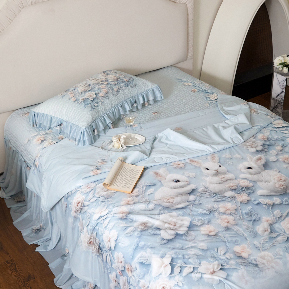 91家纺网 家纺一手货源 找家纺 （总）梵克保罗 2026春夏新品5D数码印花大版夏被床裙款四件套乳胶席卡通花边