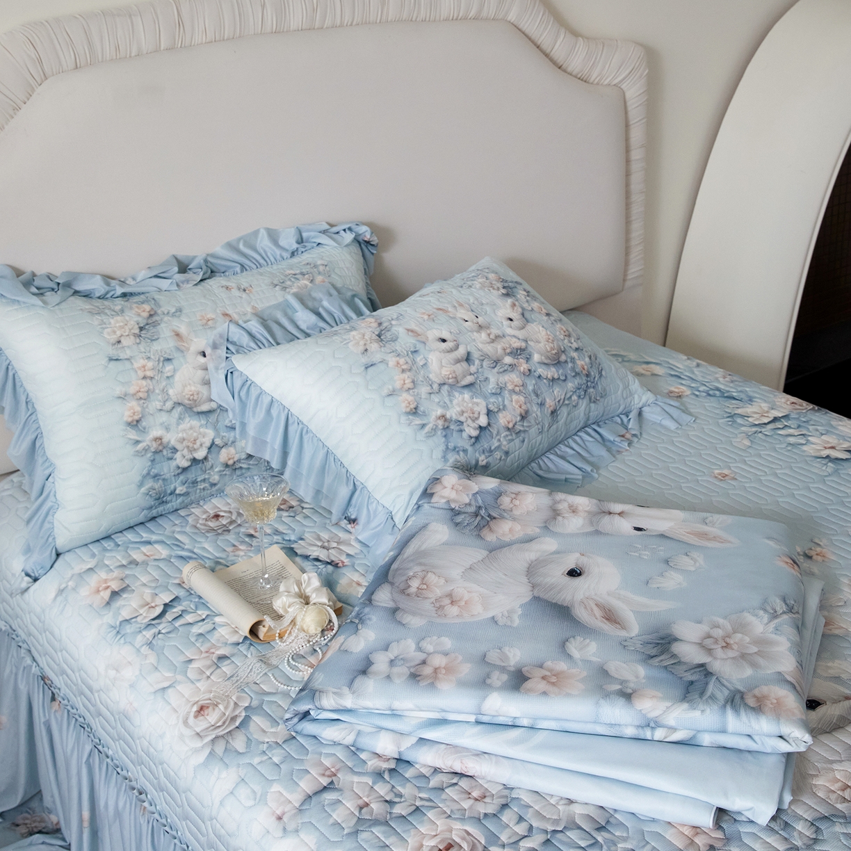 91家纺网 家纺一手货源 找家纺 （总）梵克保罗 2026春夏新品5D数码印花大版夏被床裙款四件套乳胶席卡通花边