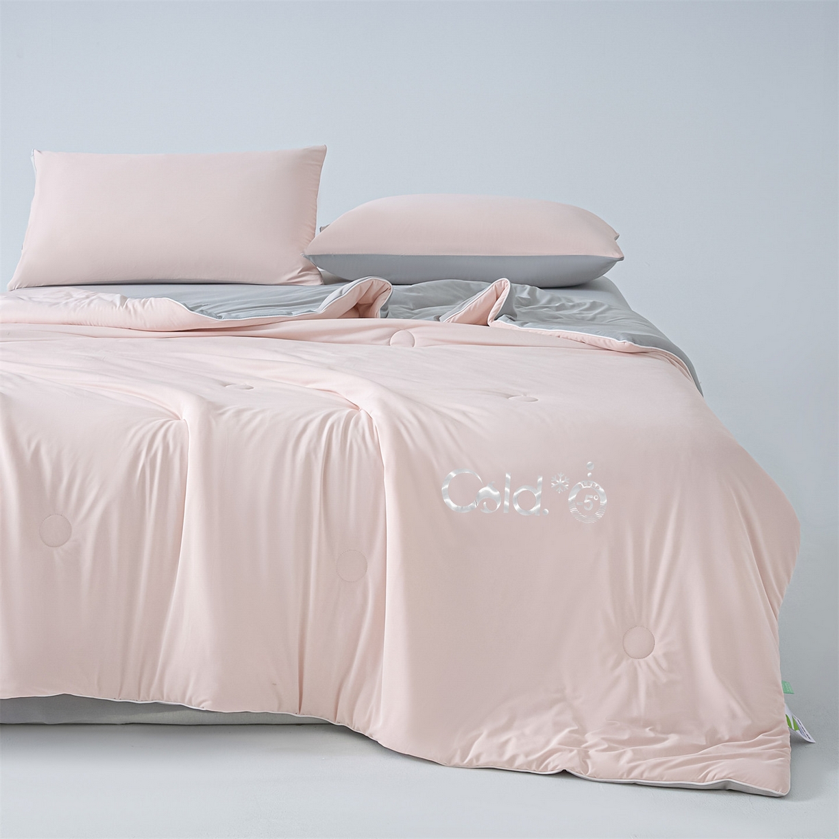 91家纺网 家纺一手货源 找家纺 恬思语家纺 2026春夏新品纯色双拼凉感丝大豆夏被夏凉被空调被 凉感-粉灰