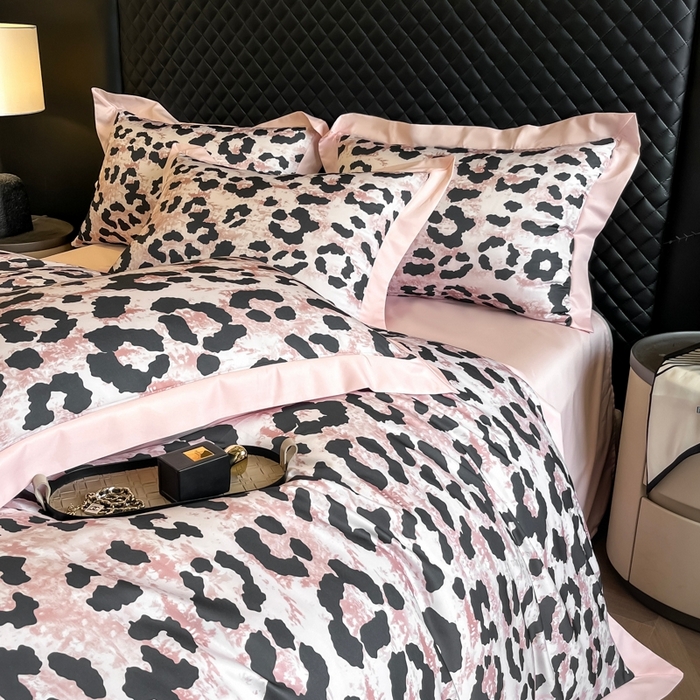 91家纺网 家纺一手货源 找家纺 首尔家纺 2026春夏新款宽边数码冰丝四件套 豹纹粉