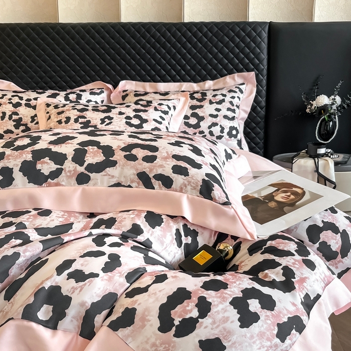 91家纺网 家纺一手货源 找家纺 首尔家纺 2026春夏新款宽边数码冰丝四件套 豹纹粉