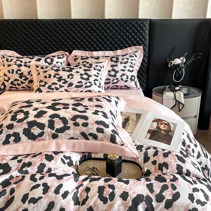 91家纺网 家纺一手货源 找家纺 首尔家纺 2026春夏新款宽边数码冰丝四件套 豹纹粉