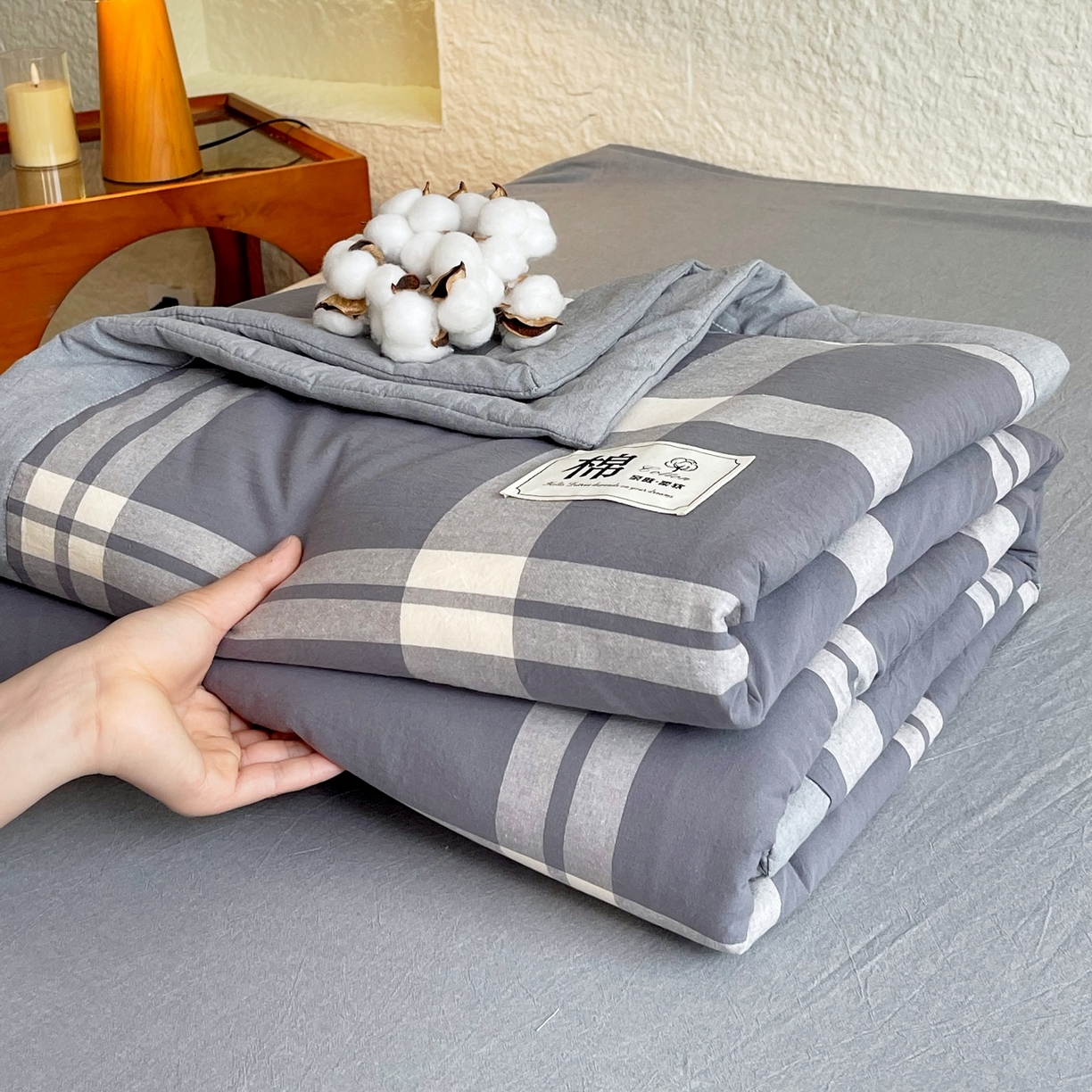91家纺网 家纺一手货源 找家纺 梵克保罗 2026春夏新款水洗棉新疆棉花被绗缝款夏被系列单夏被夏凉被空调被 棉花被-简灰格