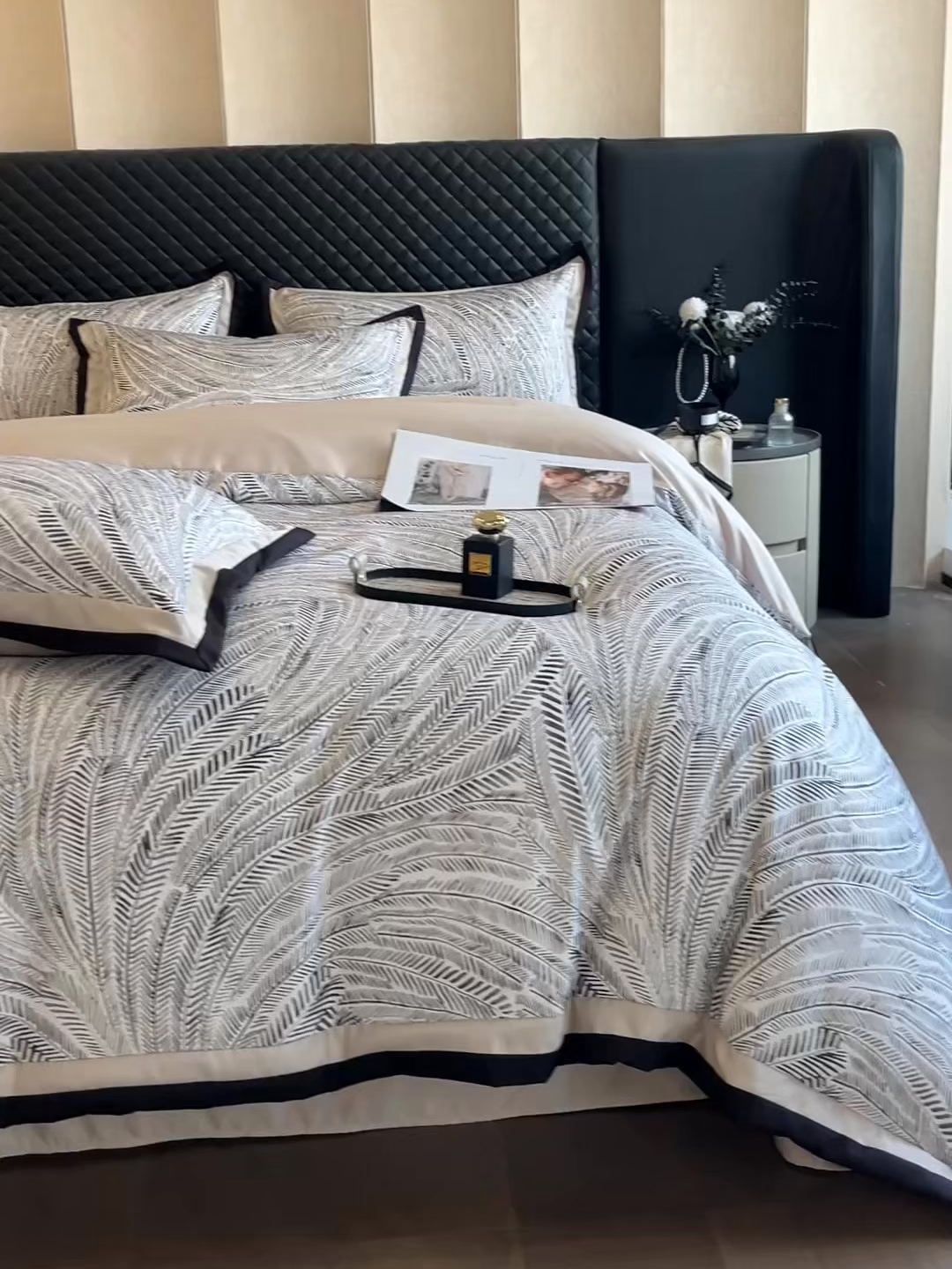 91家纺网 家纺一手货源 找家纺 首尔家纺 2026春夏新款宽边数码冰丝四件套 孔雀舞咖