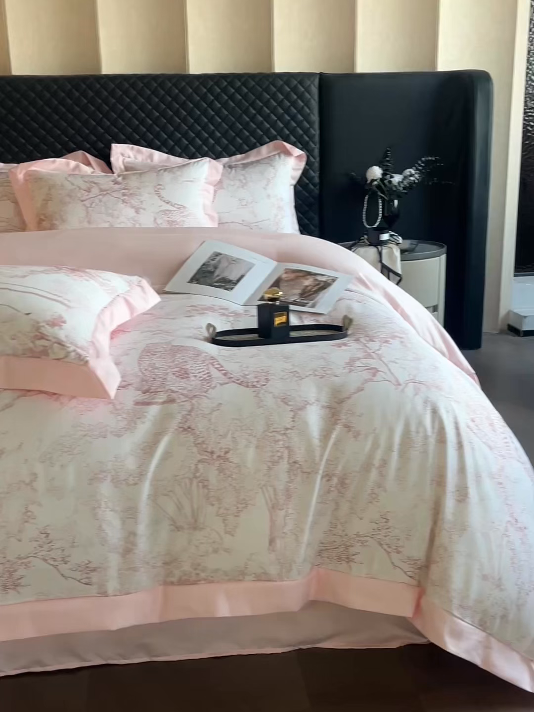 91家纺网 家纺一手货源 找家纺 首尔家纺 2026春夏新款宽边数码冰丝四件套 巴洛克粉