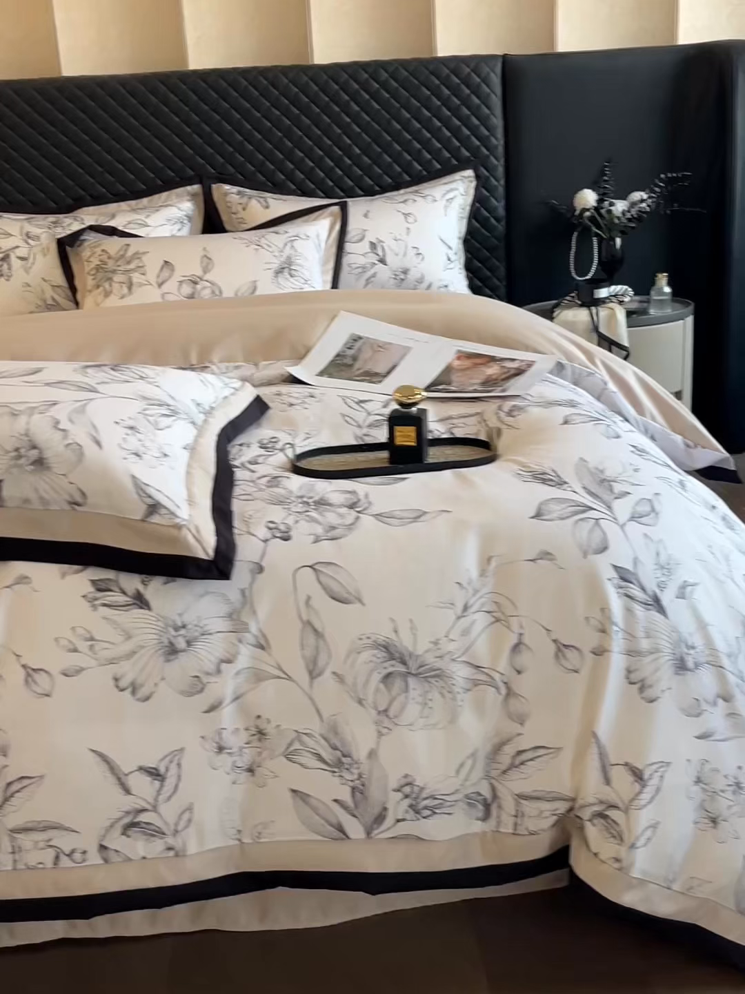 91家纺网 家纺一手货源 找家纺 首尔家纺 2026春夏新款宽边数码冰丝四件套 石榴花咖