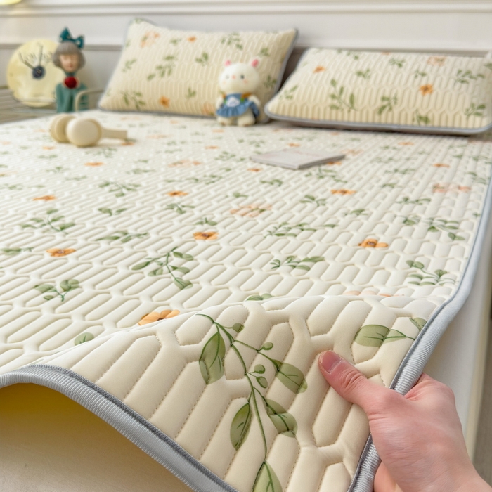 91家纺网 家纺一手货源 找家纺 丝羽坊 2026新款高密凉感丝印花乳胶凉席-平铺款 春意盎然