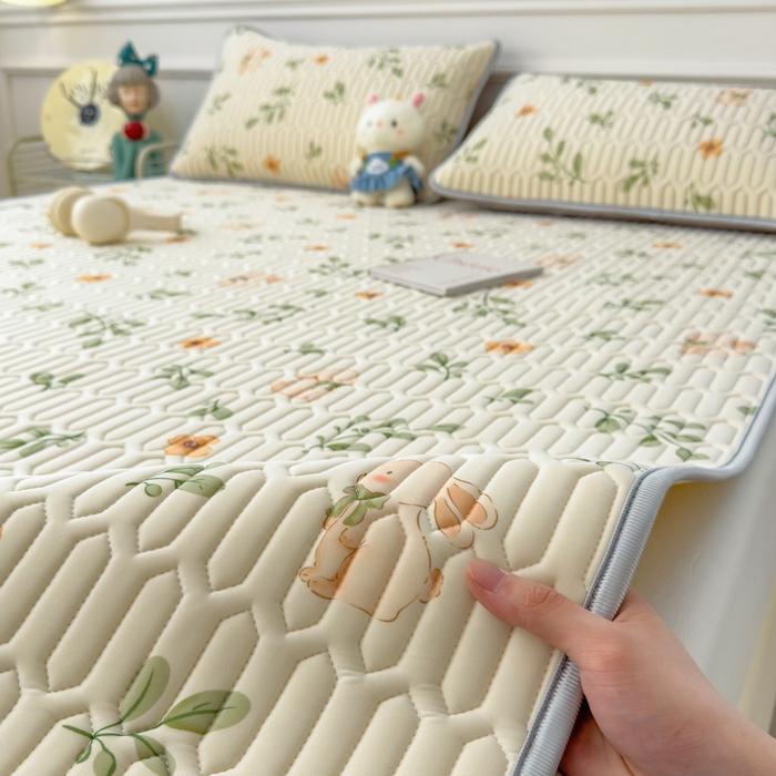 91家纺网 家纺一手货源 找家纺 丝羽坊 2026新款高密凉感丝印花乳胶凉席-平铺款 春意盎然