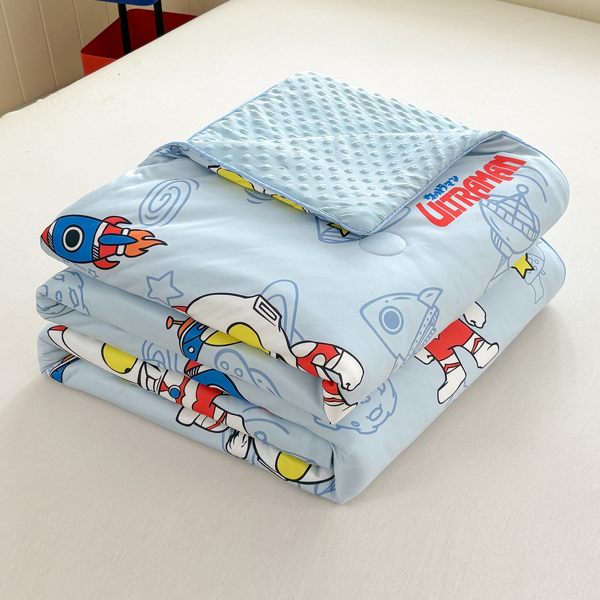 91家纺网 家纺一手货源 找家纺 恒畅 2026新款A类正版授权（含氨）卡通针织棉3D凉感豆豆夏被夏凉被 奥特曼降临