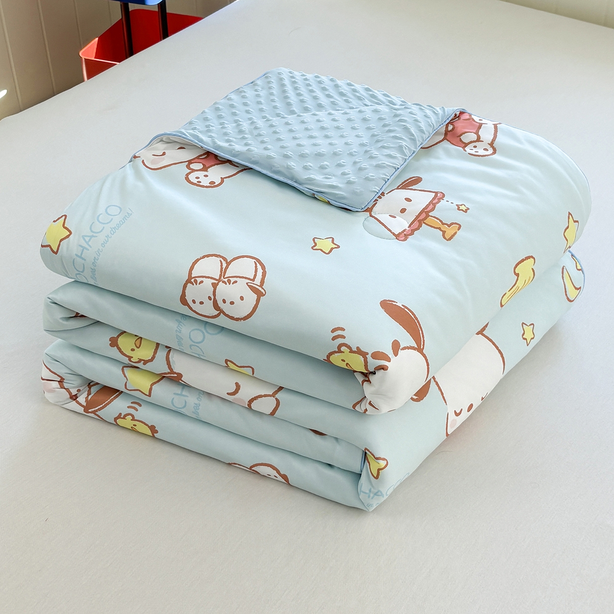 91家纺网 家纺一手货源 找家纺 恒畅 2026新款A类正版授权（含氨）卡通针织棉3D凉感豆豆夏被夏凉被 开心帕恰狗