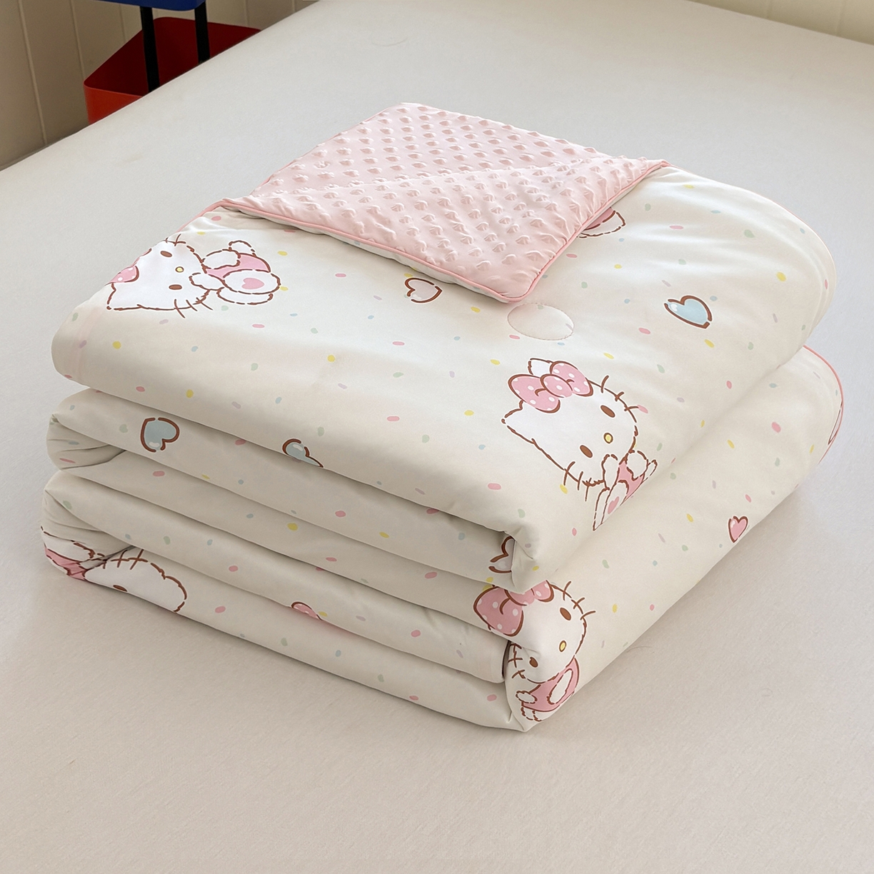 91家纺网 家纺一手货源 找家纺 恒畅 2026新款A类正版授权（含氨）卡通针织棉3D凉感豆豆夏被夏凉被 爱心凯蒂