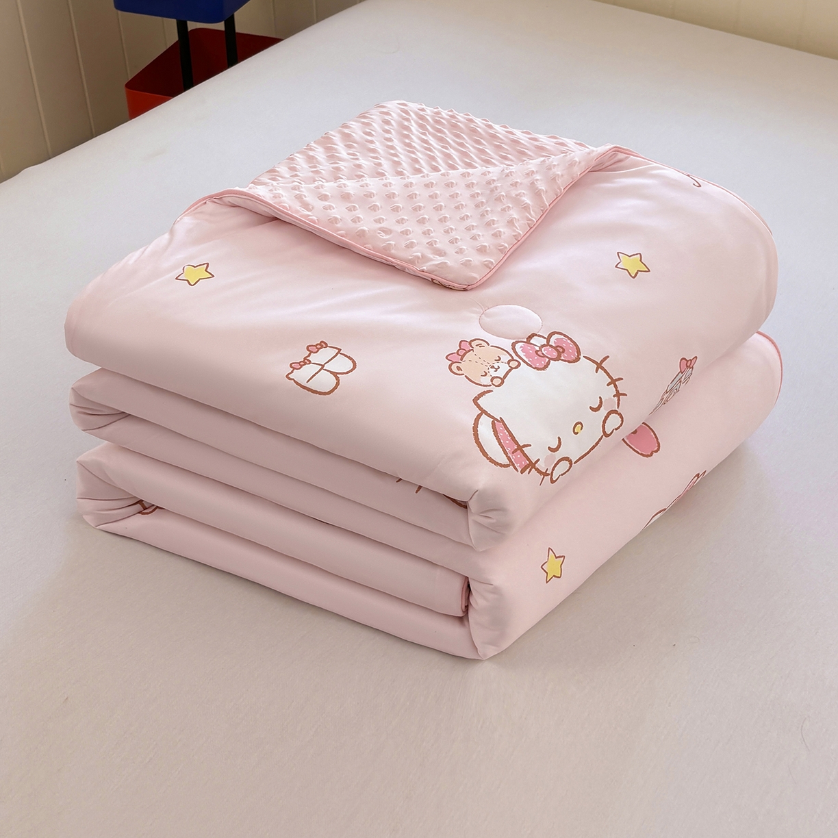 91家纺网 家纺一手货源 找家纺 恒畅 2026新款A类正版授权（含氨）卡通针织棉3D凉感豆豆夏被夏凉被 红粉凯蒂