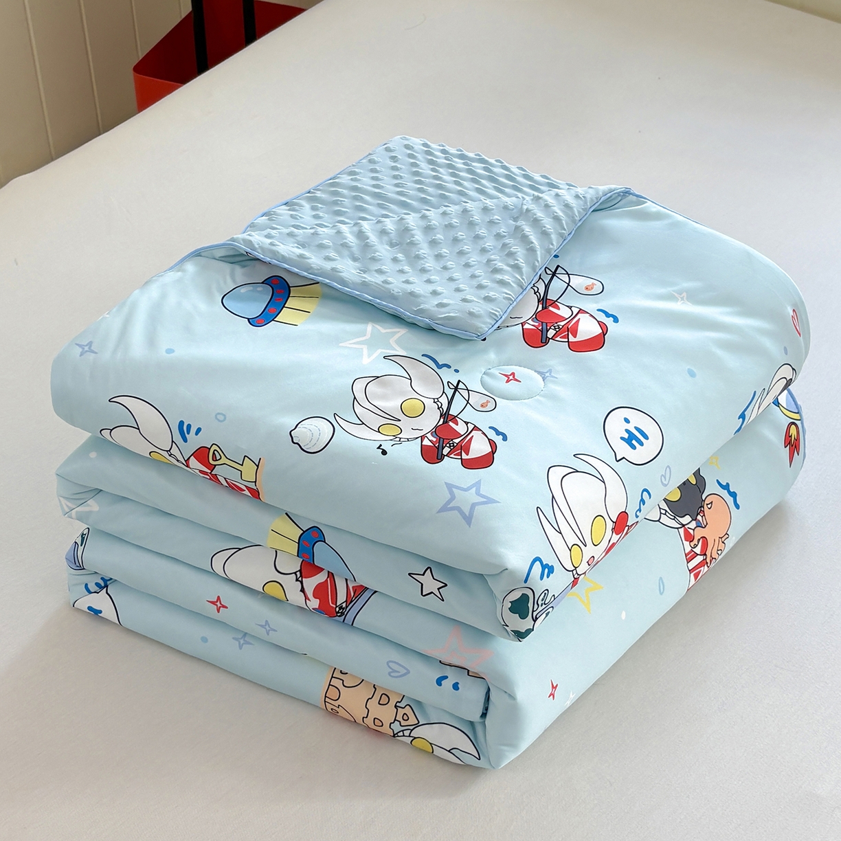 91家纺网 家纺一手货源 找家纺 恒畅 2026新款A类正版授权（含氨）卡通针织棉3D凉感豆豆夏被夏凉被 奥特曼城堡