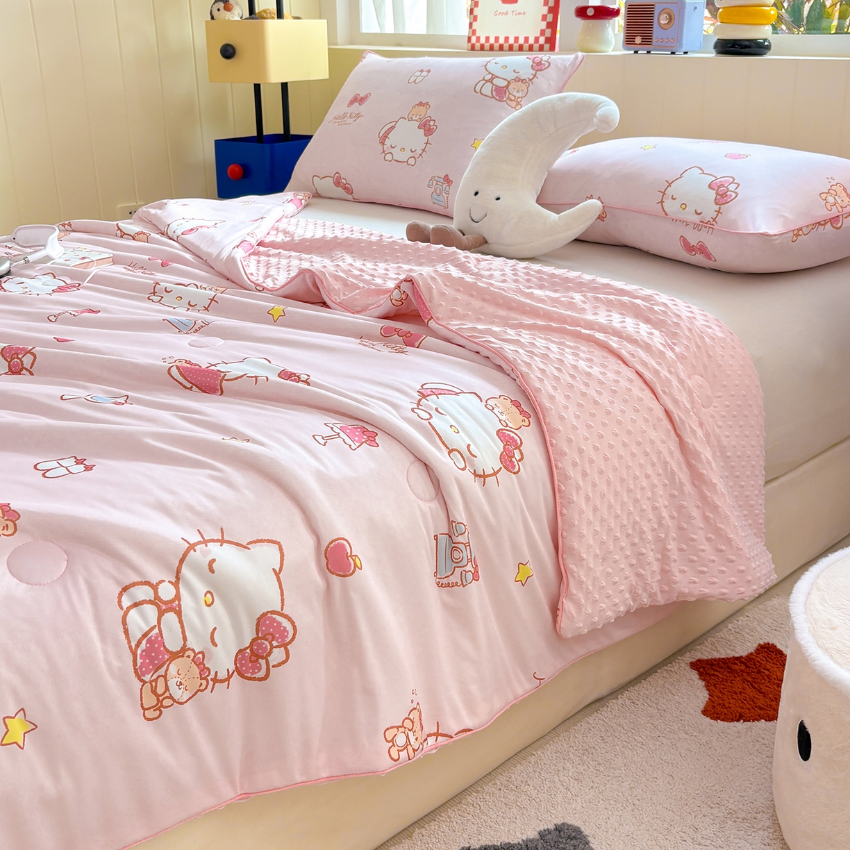 91家纺网 家纺一手货源 找家纺 恒畅 2026新款A类正版授权（含氨）卡通针织棉3D凉感豆豆夏被夏凉被 红粉凯蒂