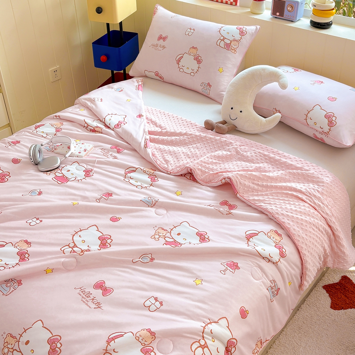 91家纺网 家纺一手货源 找家纺 恒畅 2026新款A类正版授权（含氨）卡通针织棉3D凉感豆豆夏被夏凉被 红粉凯蒂