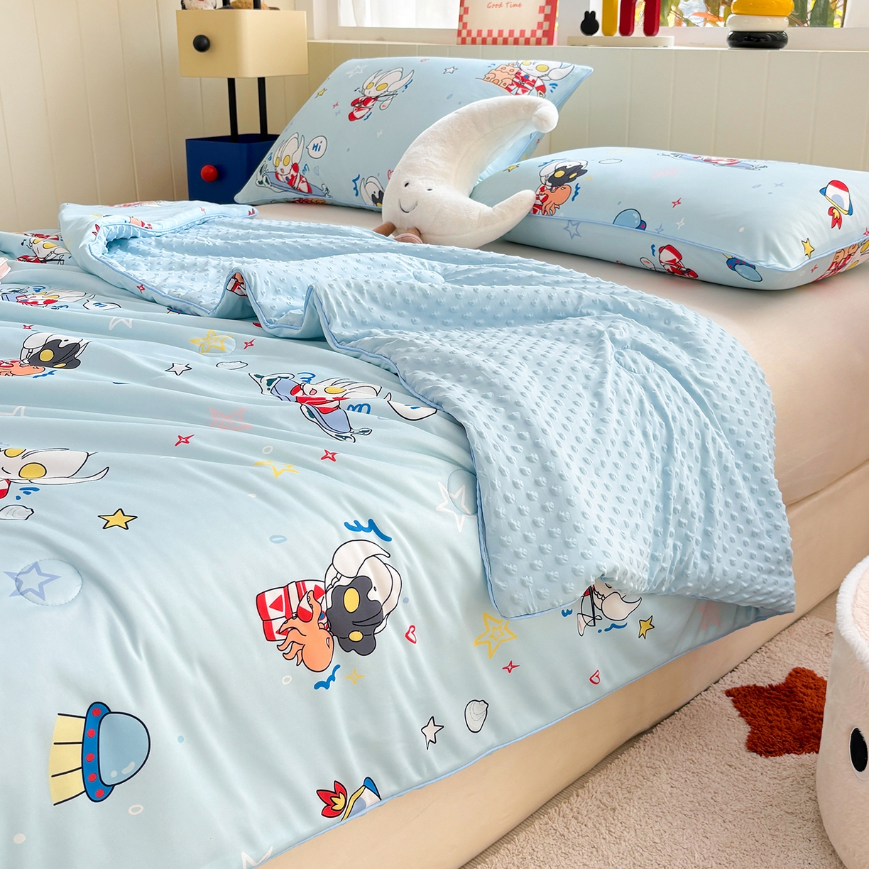 91家纺网 家纺一手货源 找家纺 恒畅 2026新款A类正版授权（含氨）卡通针织棉3D凉感豆豆夏被夏凉被 奥特曼城堡