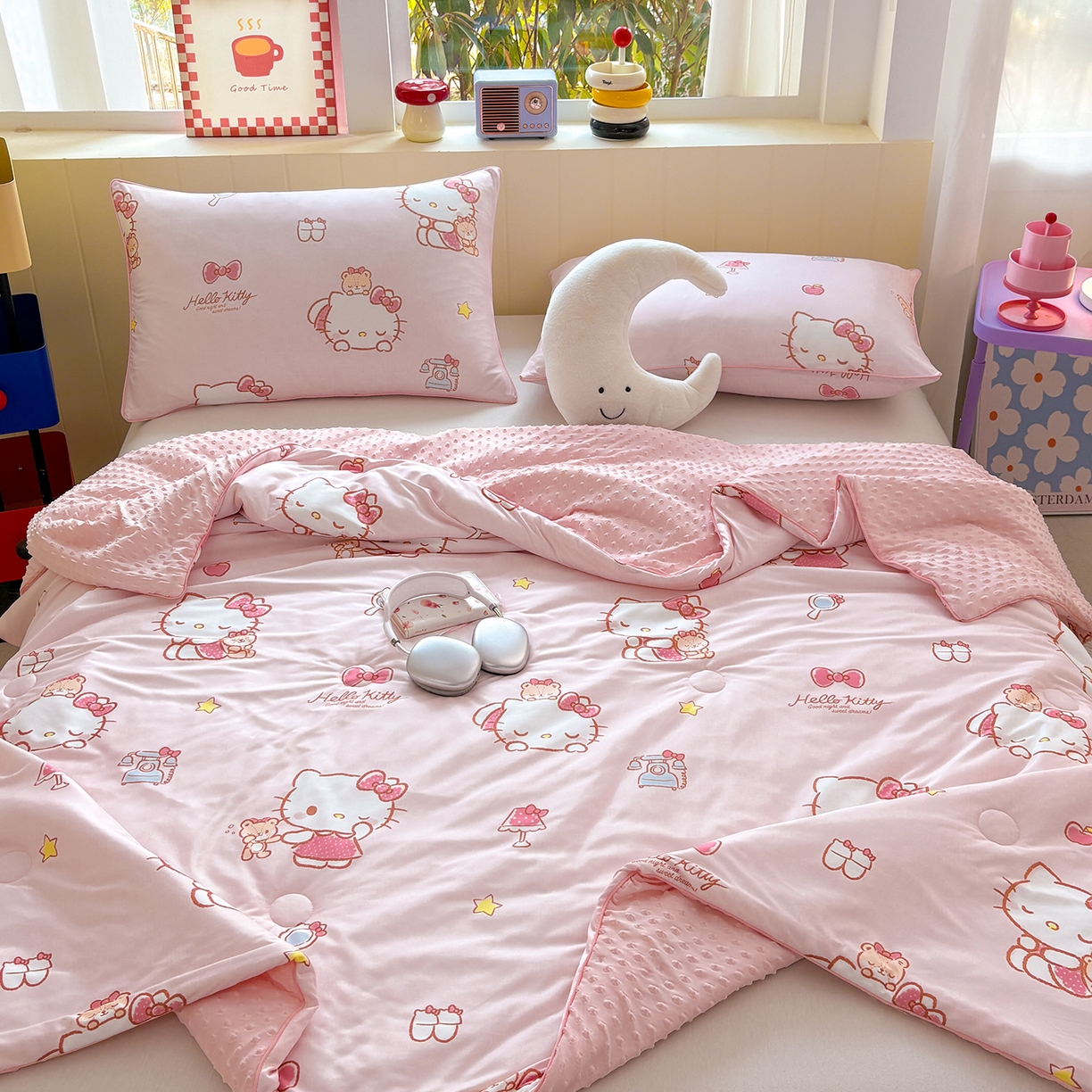 91家纺网 家纺一手货源 找家纺 恒畅 2026新款A类正版授权（含氨）卡通针织棉3D凉感豆豆夏被夏凉被 红粉凯蒂