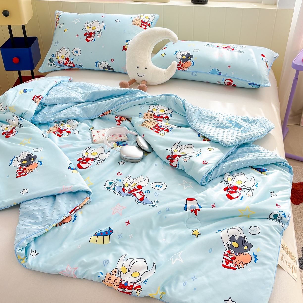 91家纺网 家纺一手货源 找家纺 恒畅 2026新款A类正版授权（含氨）卡通针织棉3D凉感豆豆夏被夏凉被 奥特曼城堡