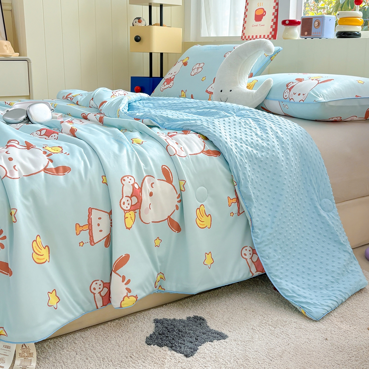 91家纺网 家纺一手货源 找家纺 恒畅 2026新款A类正版授权（含氨）卡通针织棉3D凉感豆豆夏被夏凉被 开心帕恰狗