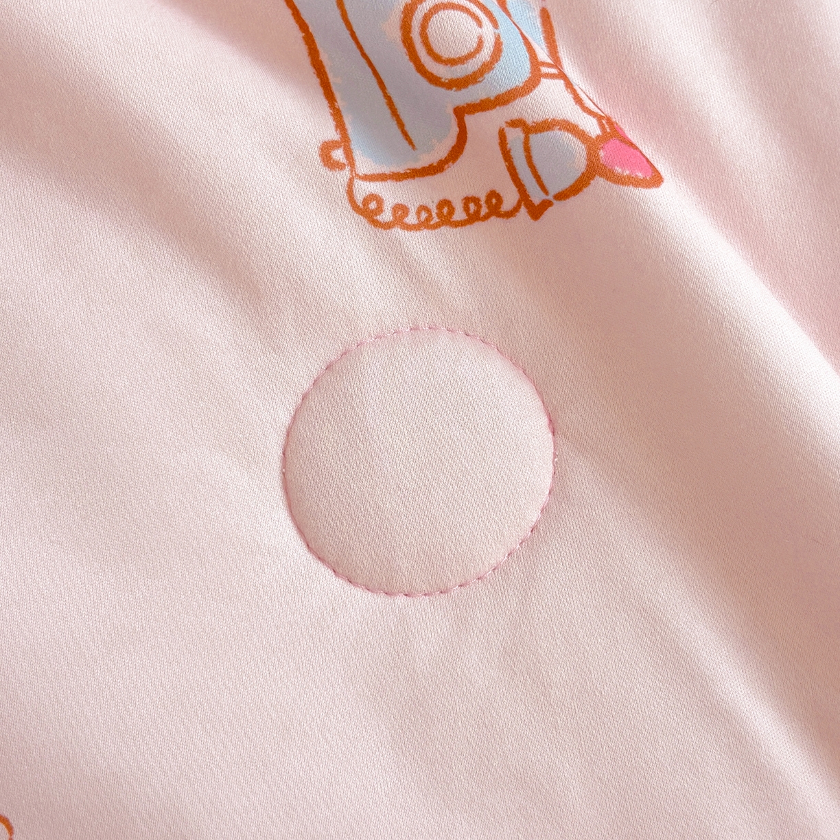 91家纺网 家纺一手货源 找家纺 恒畅 2026新款A类正版授权（含氨）卡通针织棉3D凉感豆豆夏被夏凉被 红粉凯蒂