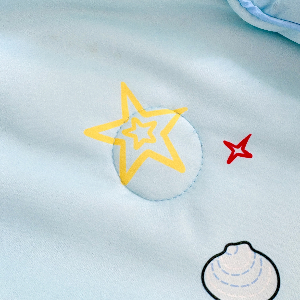 91家纺网 家纺一手货源 找家纺 恒畅 2026新款A类正版授权（含氨）卡通针织棉3D凉感豆豆夏被夏凉被 奥特曼城堡