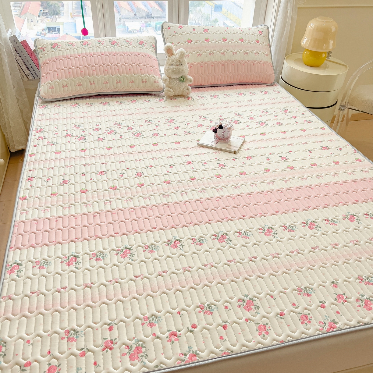 91家纺网 家纺一手货源 找家纺 丝羽坊 2026新款高密凉感丝印花乳胶凉席-平铺款 粉色蔷薇