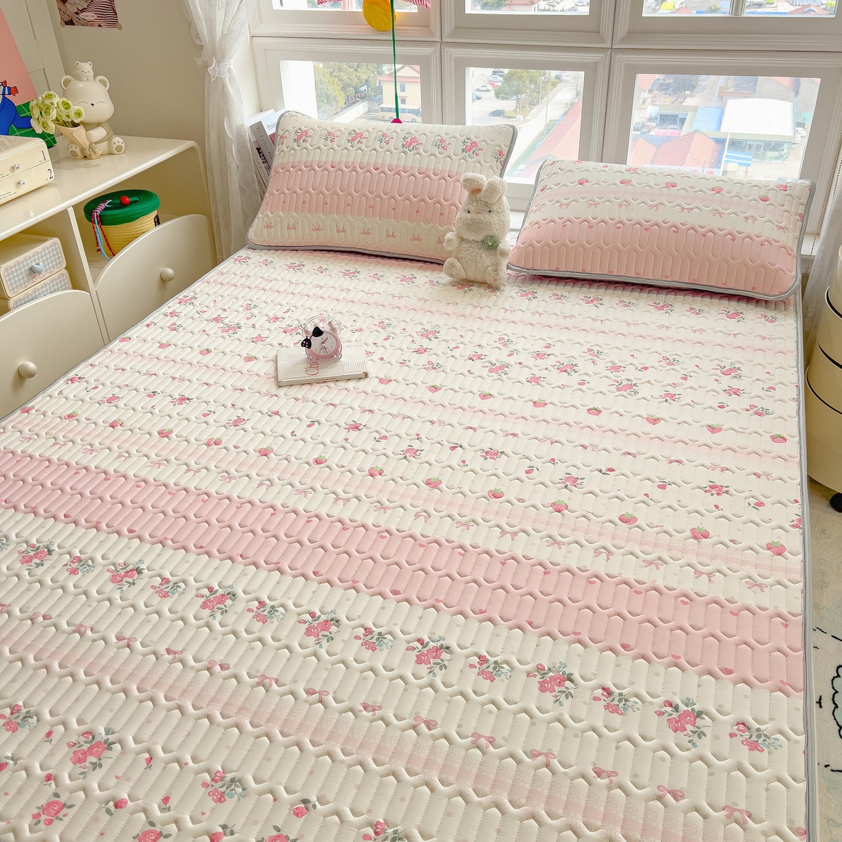 91家纺网 家纺一手货源 找家纺 丝羽坊 2026新款高密凉感丝印花乳胶凉席-平铺款 粉色蔷薇