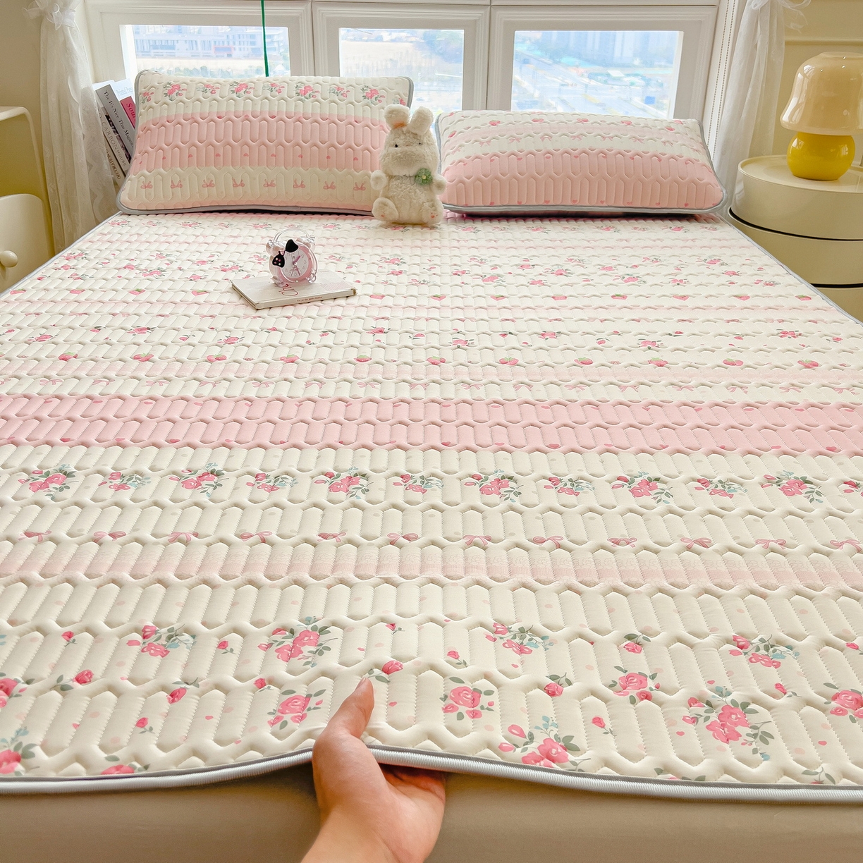 91家纺网 家纺一手货源 找家纺 丝羽坊 2026新款高密凉感丝印花乳胶凉席-平铺款 粉色蔷薇