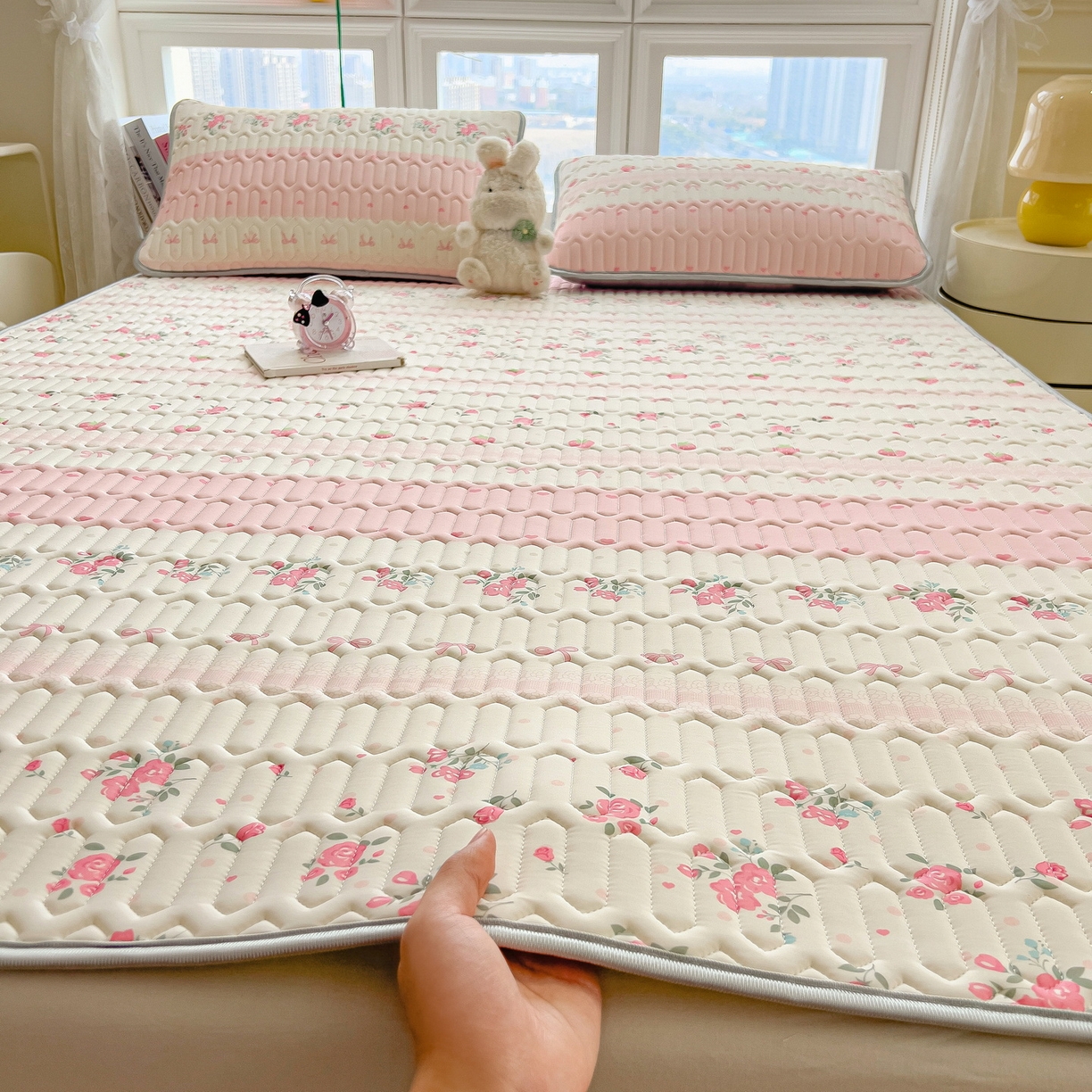 91家纺网 家纺一手货源 找家纺 丝羽坊 2026新款高密凉感丝印花乳胶凉席-平铺款 粉色蔷薇