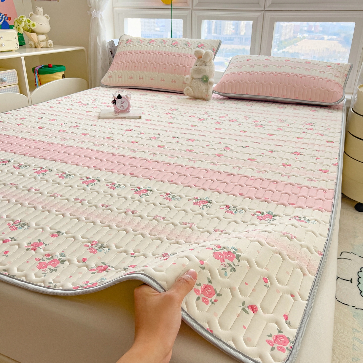 91家纺网 家纺一手货源 找家纺 丝羽坊 2026新款高密凉感丝印花乳胶凉席-平铺款 粉色蔷薇