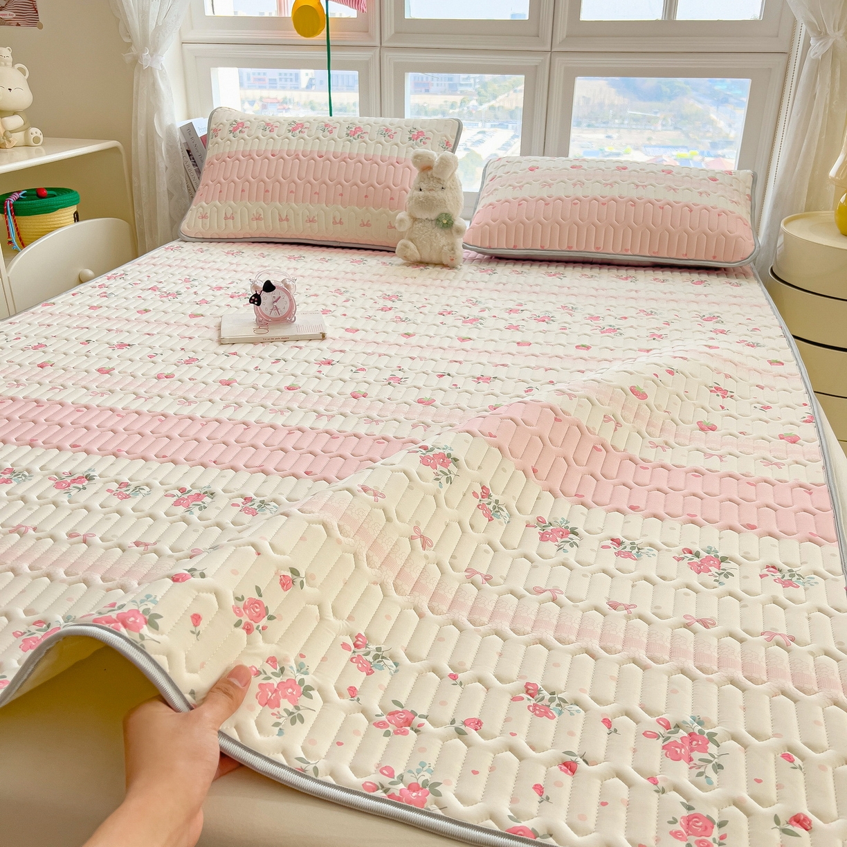 91家纺网 家纺一手货源 找家纺 丝羽坊 2026新款高密凉感丝印花乳胶凉席-平铺款 粉色蔷薇