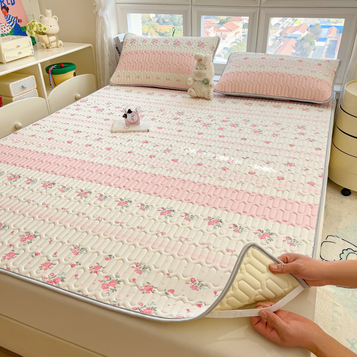 91家纺网 家纺一手货源 找家纺 丝羽坊 2026新款高密凉感丝印花乳胶凉席-平铺款 粉色蔷薇