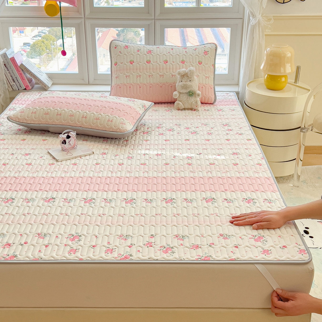 91家纺网 家纺一手货源 找家纺 丝羽坊 2026新款高密凉感丝印花乳胶凉席-平铺款 粉色蔷薇