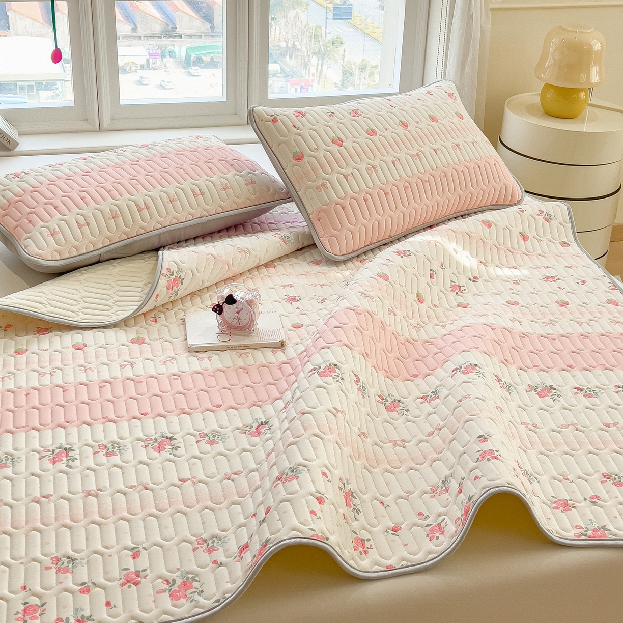 91家纺网 家纺一手货源 找家纺 丝羽坊 2026新款高密凉感丝印花乳胶凉席-平铺款 粉色蔷薇