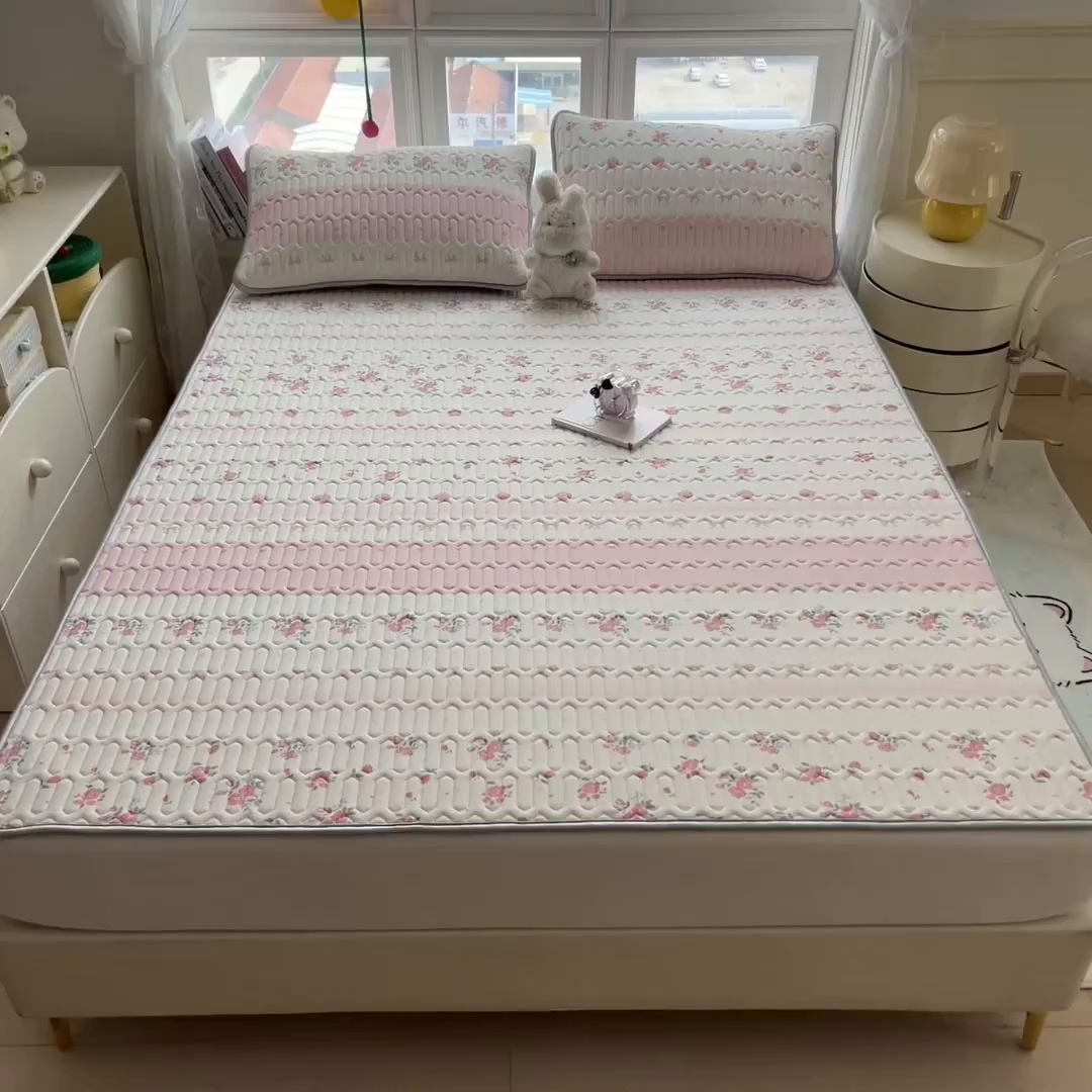 91家纺网 家纺一手货源 找家纺 丝羽坊 2026新款高密凉感丝印花乳胶凉席-平铺款 粉色蔷薇