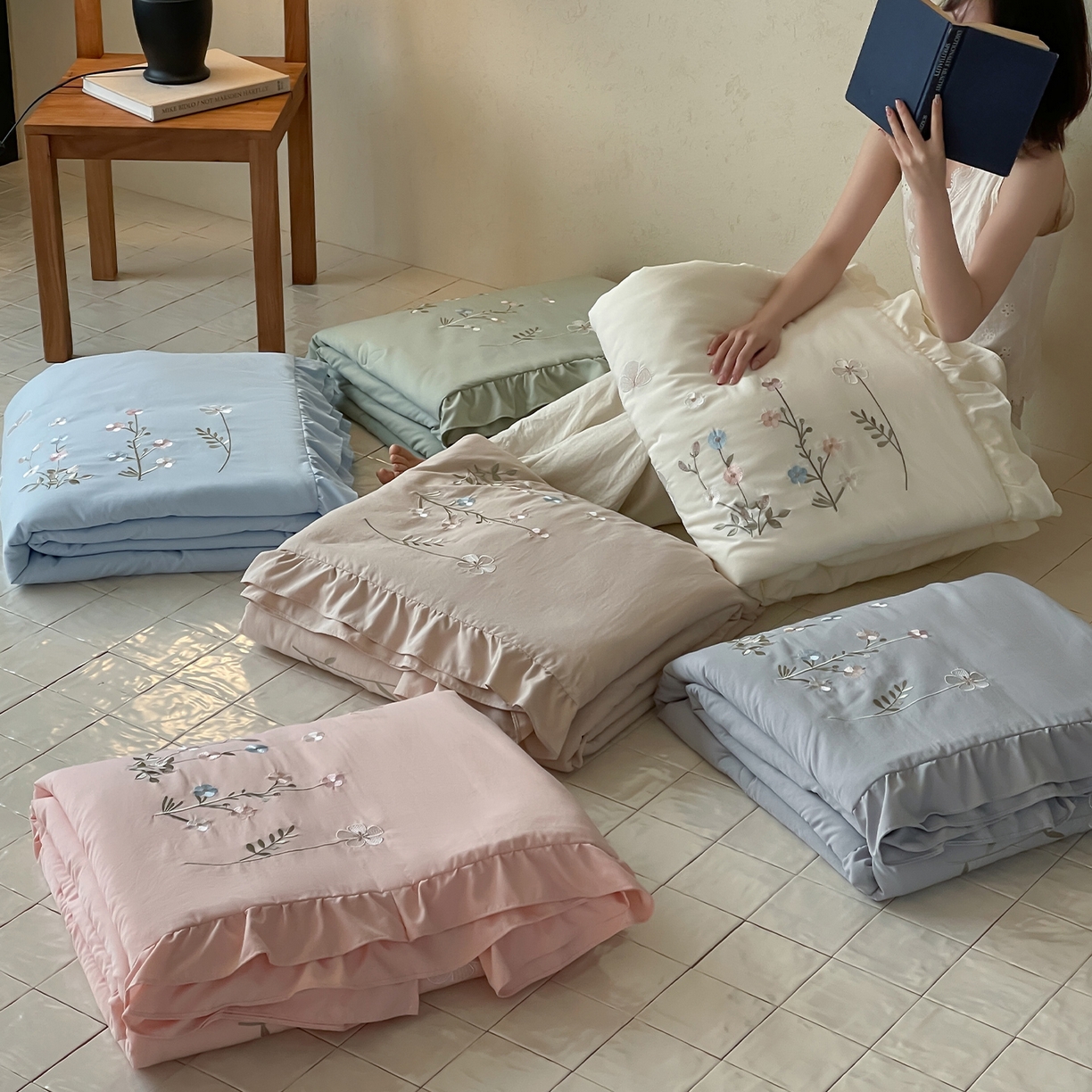 91家纺网 家纺一手货源 找家纺 （总）一加一 2026新款亲肤凉感花边绣花大豆夏被夏凉被空调被四件套-花间序