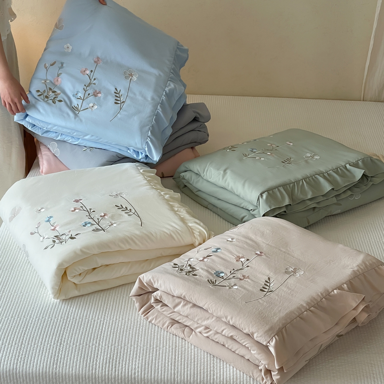 91家纺网 家纺一手货源 找家纺 （总）一加一 2026新款亲肤凉感花边绣花大豆夏被夏凉被空调被四件套-花间序