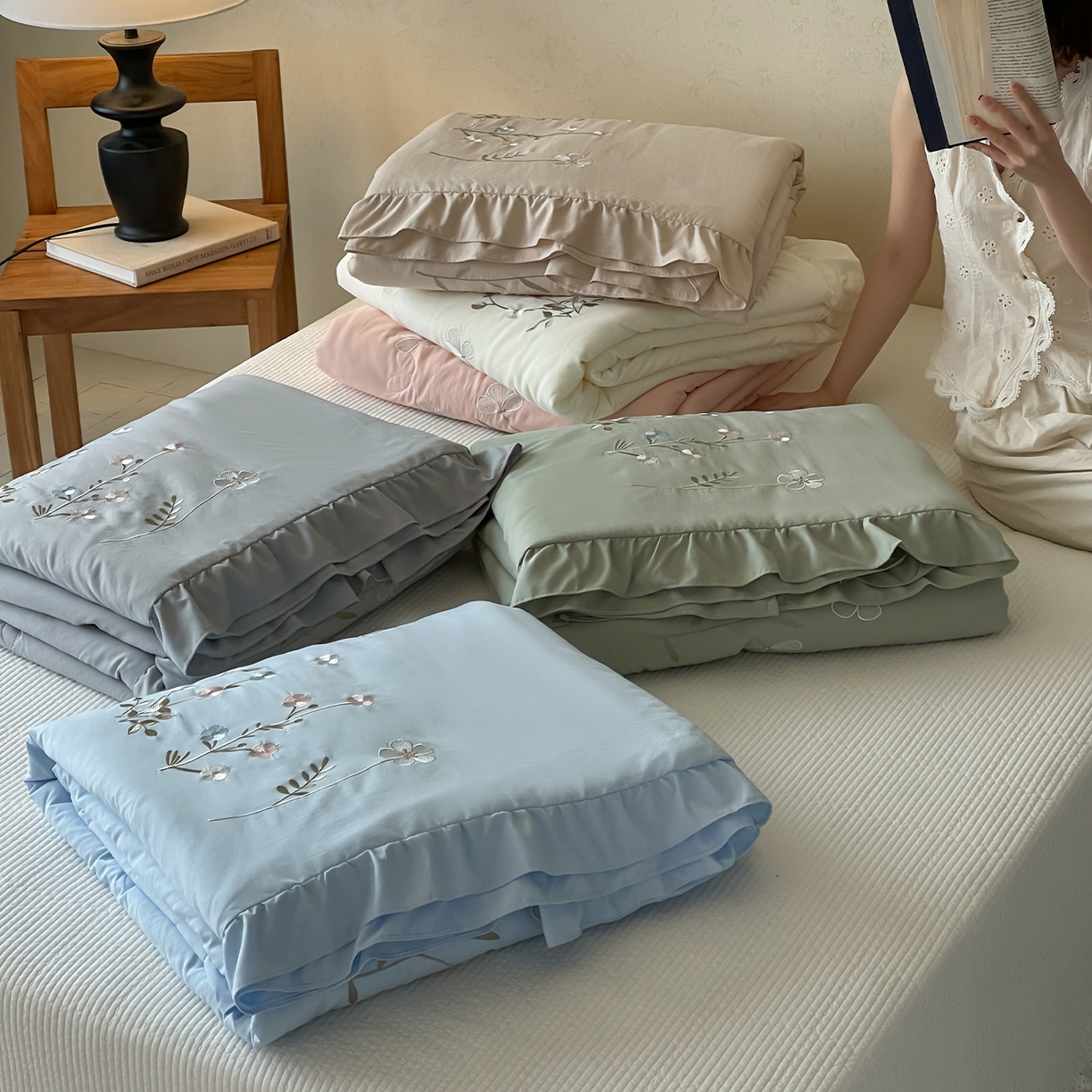 91家纺网 家纺一手货源 找家纺 （总）一加一 2026新款亲肤凉感花边绣花大豆夏被夏凉被空调被四件套-花间序