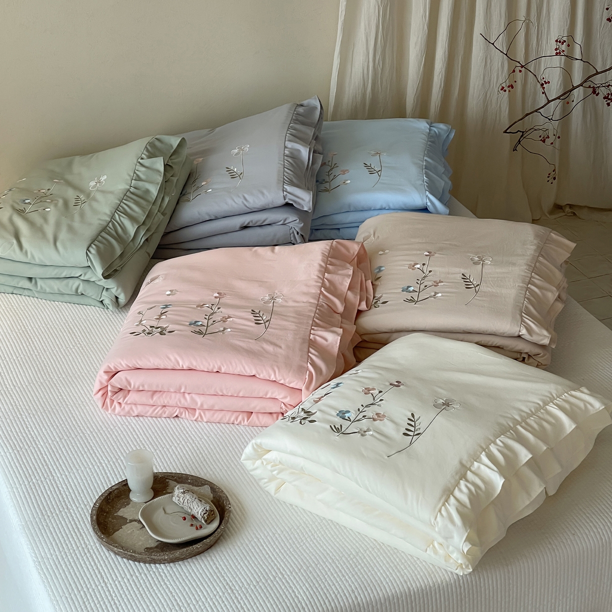 91家纺网 家纺一手货源 找家纺 （总）一加一 2026新款亲肤凉感花边绣花大豆夏被夏凉被空调被四件套-花间序