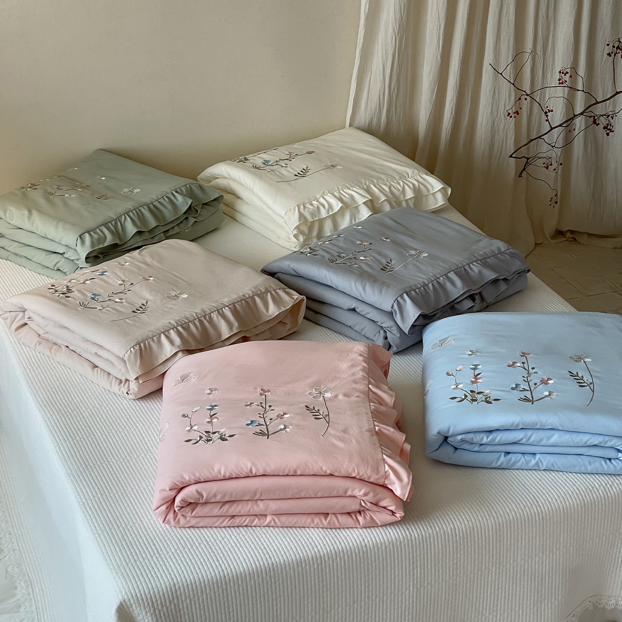 91家纺网 家纺一手货源 找家纺 （总）一加一 2026新款亲肤凉感花边绣花大豆夏被夏凉被空调被四件套-花间序